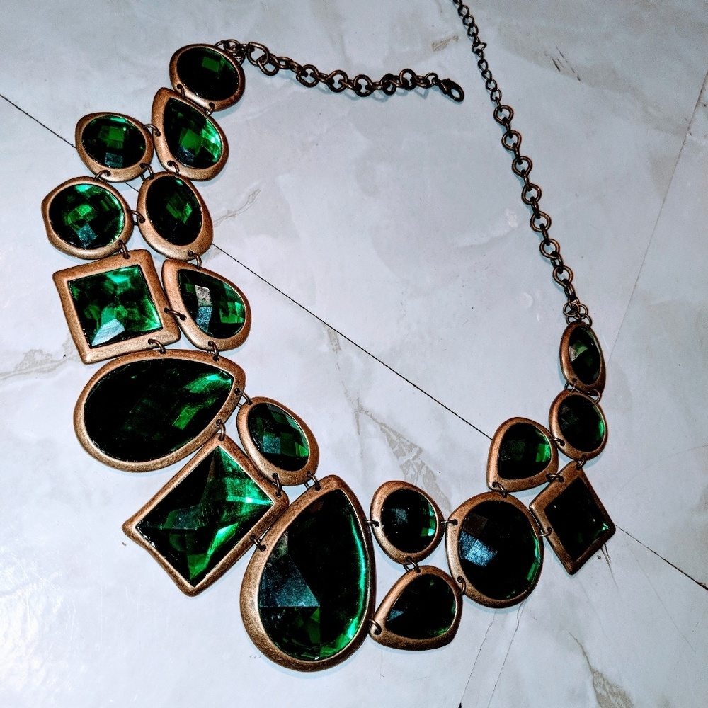 ❌❌SOLD❌❌VINTAGE Gorgeous green and gold necklace